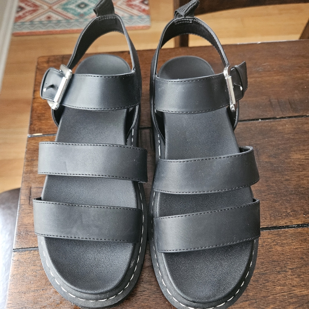Womans 7.5 Platform Sandals